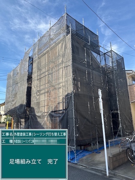 外壁塗装は足場設置が必須!周辺に気を配り、工事を進めております!|東京都練馬区